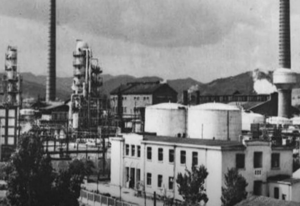 CULISELE STATULUI PARALEL. Cea mai veche rafinărie din România tocmai a fost radiată