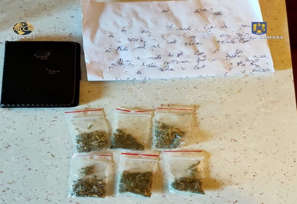 Percheziții la traficanții de droguri din mai multe județe! Drogurile erau impregnate în scrisori și introduse în pușcării!
