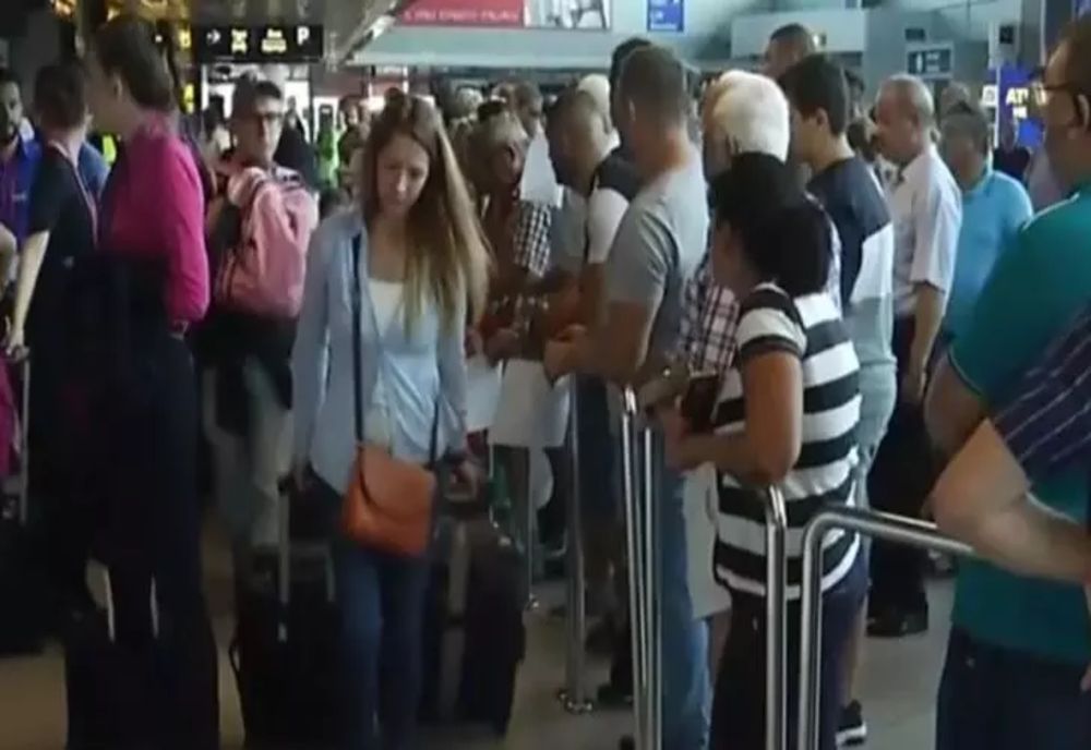 HAOSUL PERSISTĂ pe Aeroportul Otopeni din cauza lipsei de personal: românii, nevoiți să stea la cozi infernale