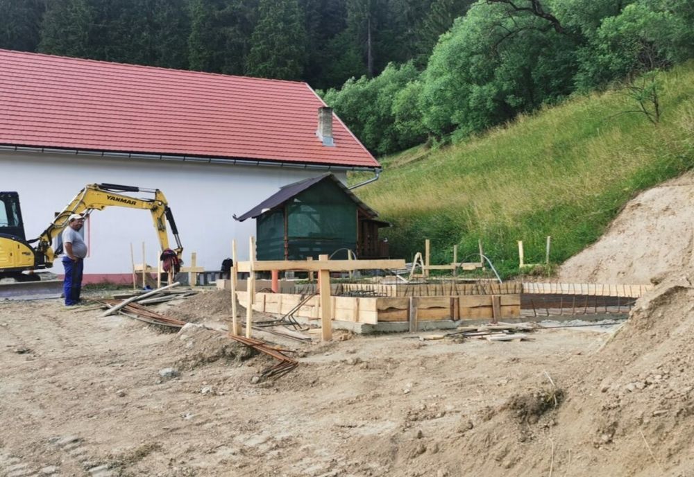 La Borsec au început lucrările de construcție la sistemul de încălzire prin biomasă