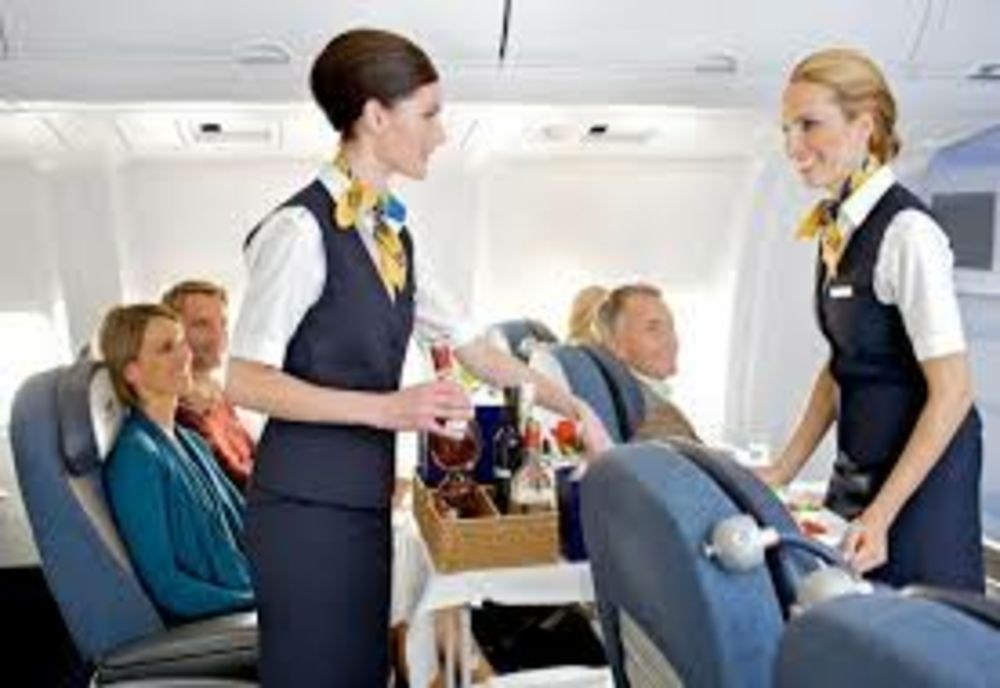 Meseria cu biroul deasupra norilor. Companiile aeriene caută zilnic însoțitori de zbor