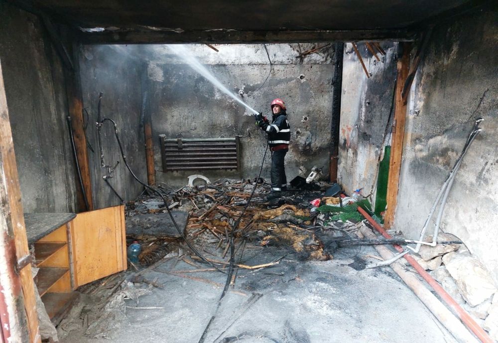 A luat foc un garaj lipit de un liceu! Două eleve au suferit atacuri de panică
