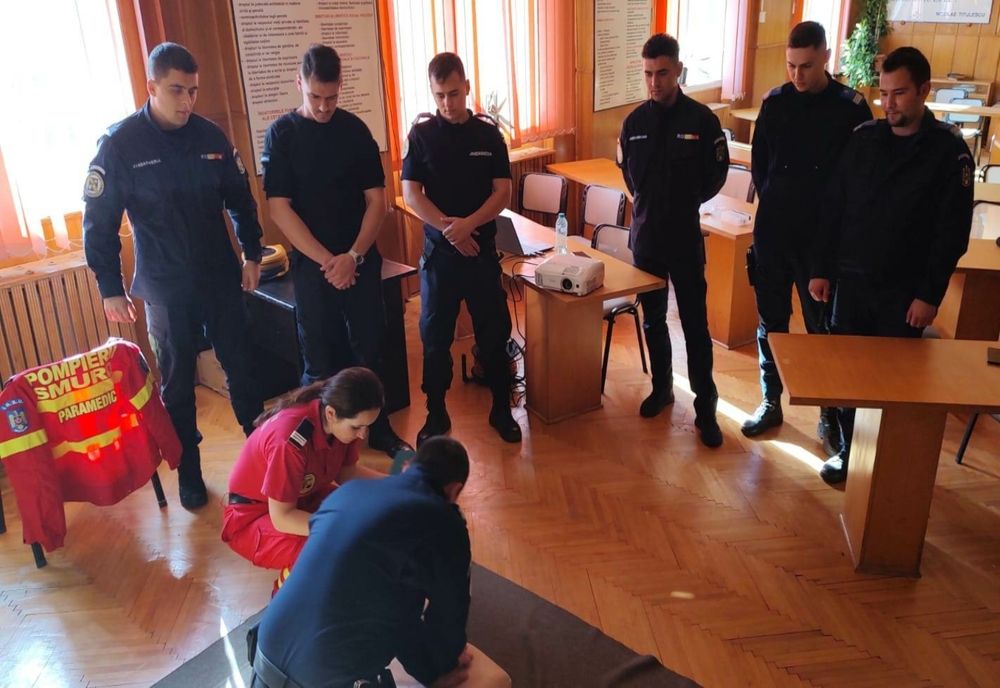 Polițiștii și jandarmii, prezenți în școli pentru a preveni evenimentele negative în rândul minorilor