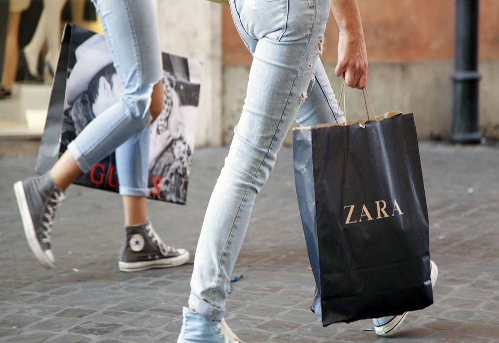 FALSE OFERTE ATRIBUITE MAGAZINELOR ZARA, AVERTIZEAZĂ DNSC