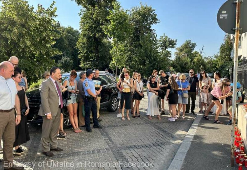 MOMENT DE RECULEGERE LA AMBASADA UCRAINEI PENTRU VICTIMELE ATACULUI ASUPRA SPITALULUI DE COPII DIN KIEV
