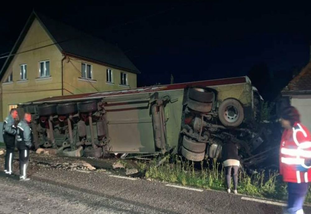ȘOFER RĂNIT DUPĂ CE CAMIONUL PE CARE ÎL CONDUCEA S-A OPRIT ÎN PERETELE UNEI CASE