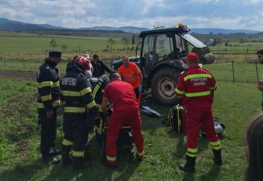  INTERVENŢIE A POMPIERILOR PENTRU SALVAREA UNUI BĂRBAT PRINS SUB UN TRACTOR