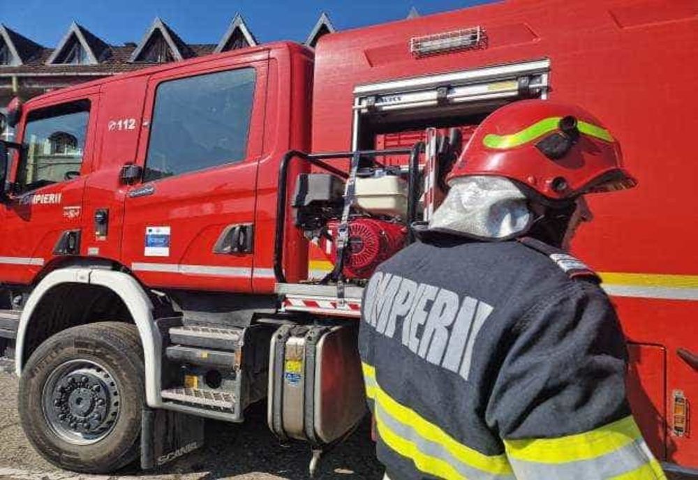 HARGHITA: UN SILOZ DE RUMEGUȘ DINTR-O FABRICĂ DE MOBILĂ DIN MIERCUREA-CIUC A LUAT FOC