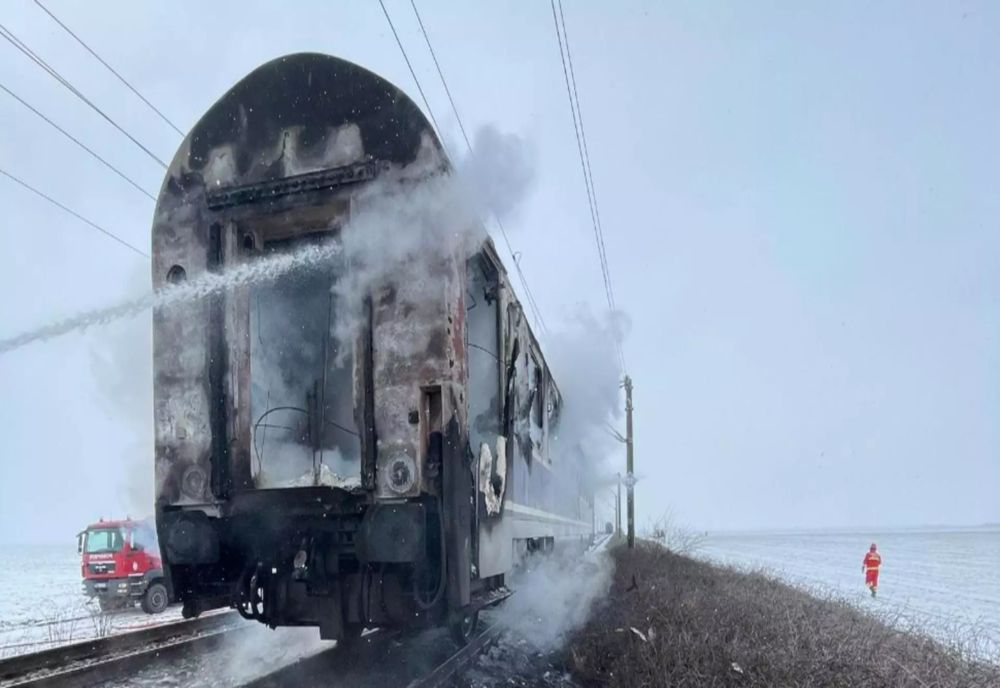 VAGONUL UNUI TREN DE CĂLĂTORI, CUPRINS DE UN INCENDIU, ÎN JUDEȚUL OLT