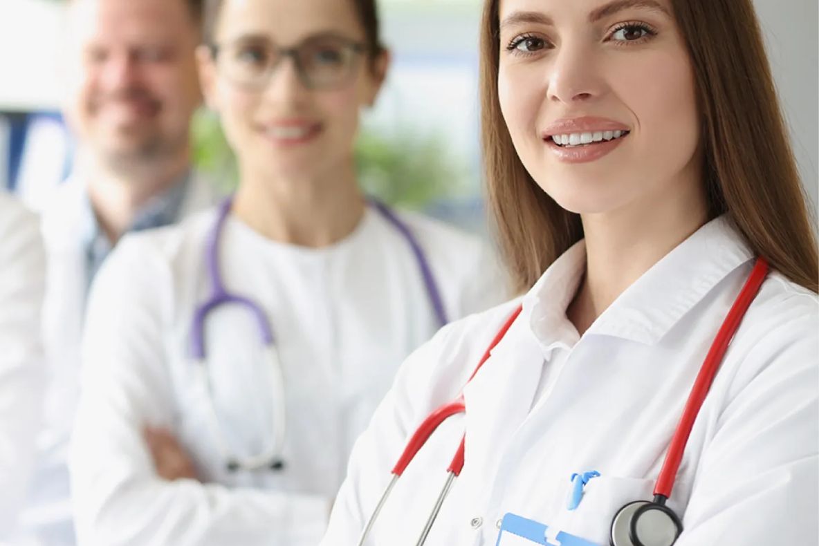 12 MAI – ZIUA INTERNAȚIONALĂ A ASISTENȚILOR MEDICALI: EROII DIN LINIA ÎNTÂI, NEOBOSIȚI ȘI DEDICAȚI!