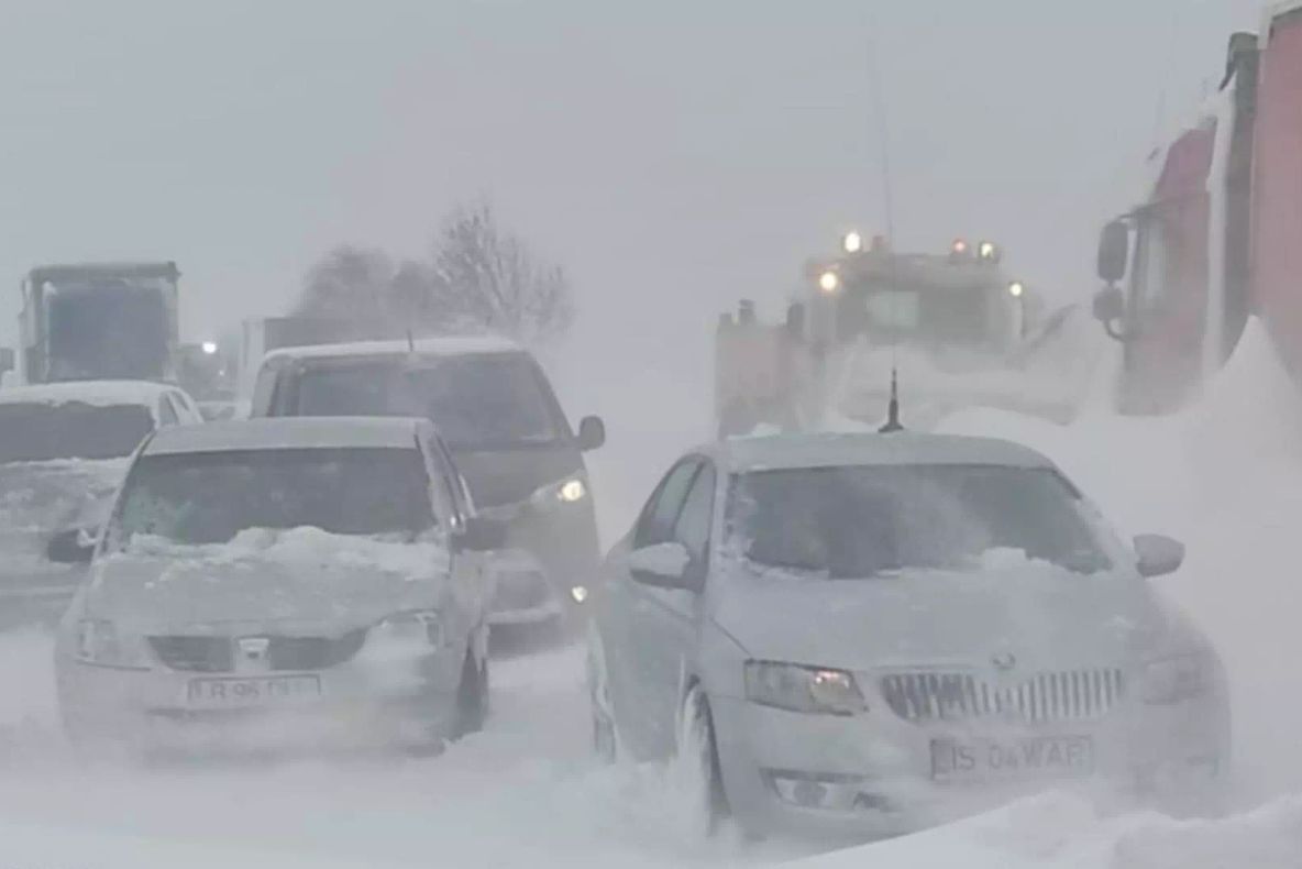 Peste 5.000 de zboruri au fost anulate pe coasta de est a SUA, în urma ninsorilor puternice