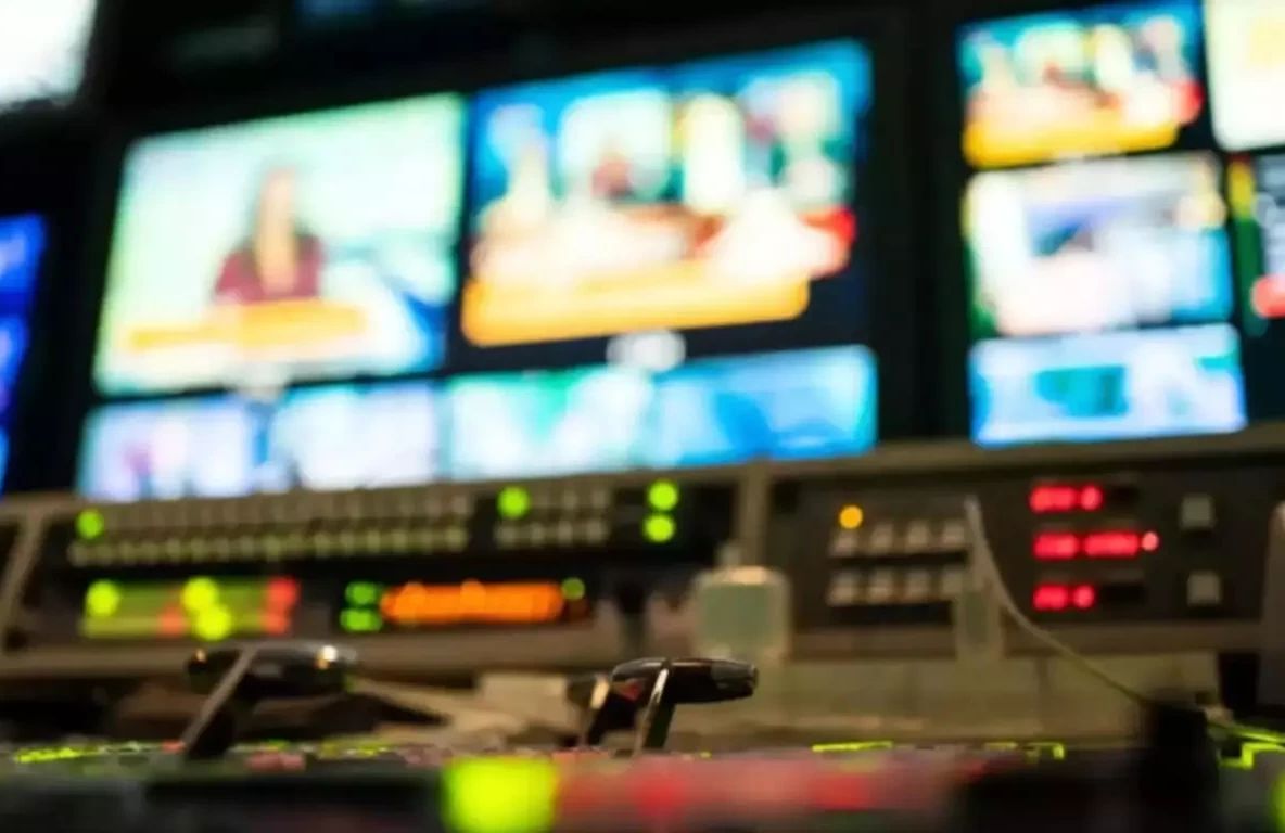 Românii protestează pașnic, miercuri, în fața sediului CNA. Oamenii sunt revoltați de decizia de suspendare a licenței realitatea Plus