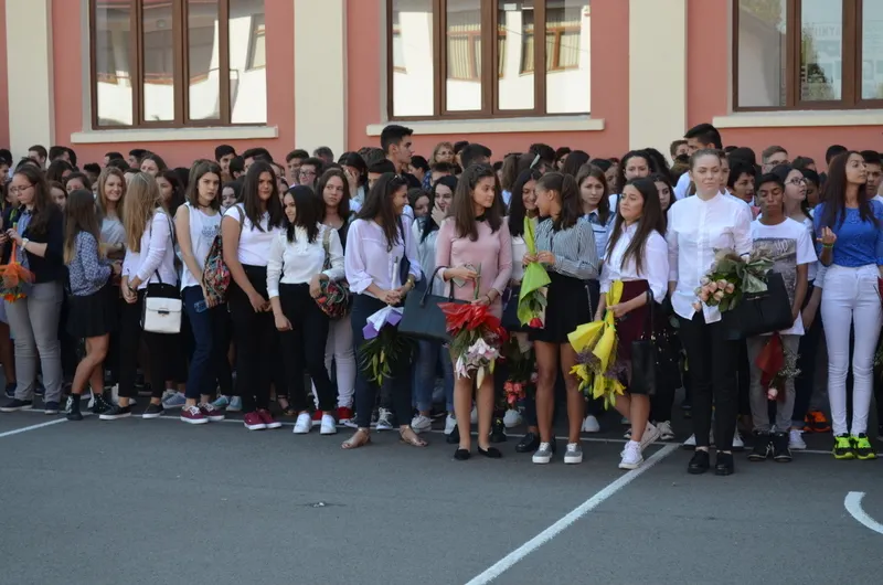 Aproape 2.900.000 de elevi și copii de grădiniță încep luni noul an școlar