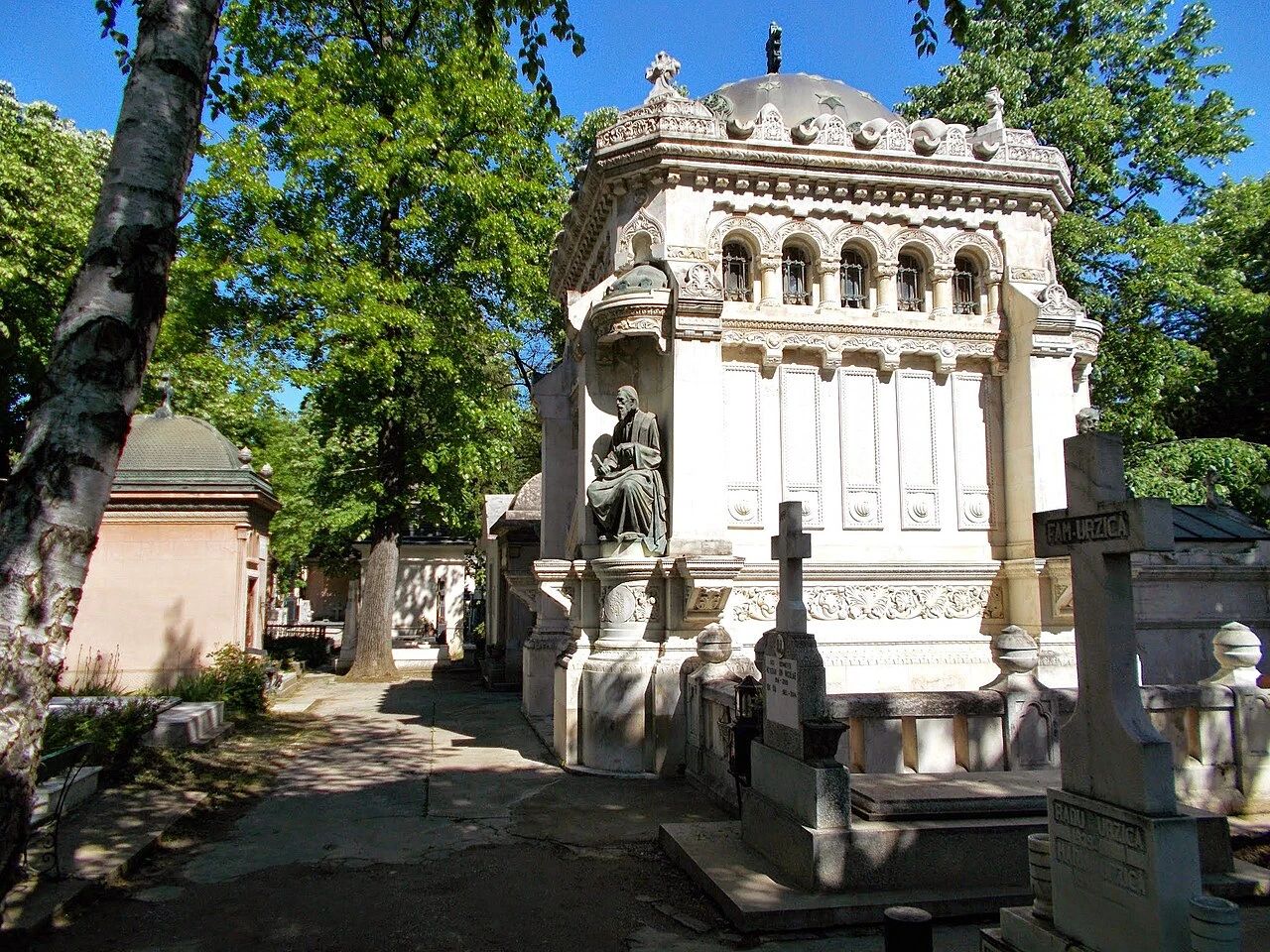 Percheziții la Cimitirul Bellu într-un dosar de fraude funerare. Patru persoane, reținute pentru înșelăciune și fals