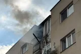 Incendiu puternic într-un bloc din Sfântu Gheorghe. Două apartamente au fost afectate, iar 15 persoane se aflau în interior