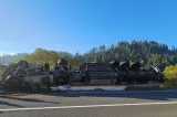 Accident spectaculos pe DN 15: Un TIR frigorific încărcat cu carne s-a răsturnat la Stânceni