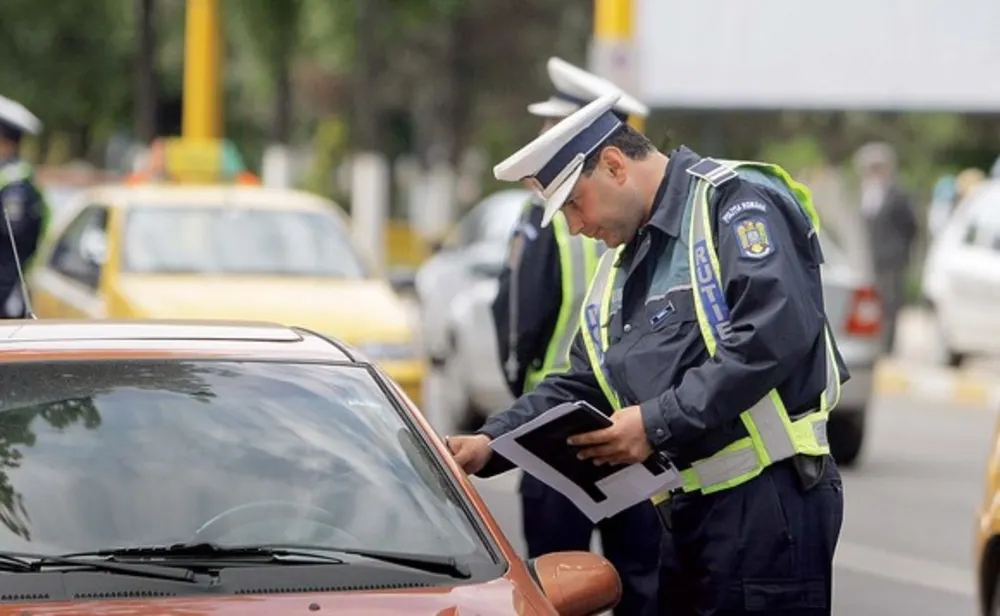 3 permise reţinute şi 20 amenzi aplicate şoferilor harghiteni care au folosit telefonul mobil la volan