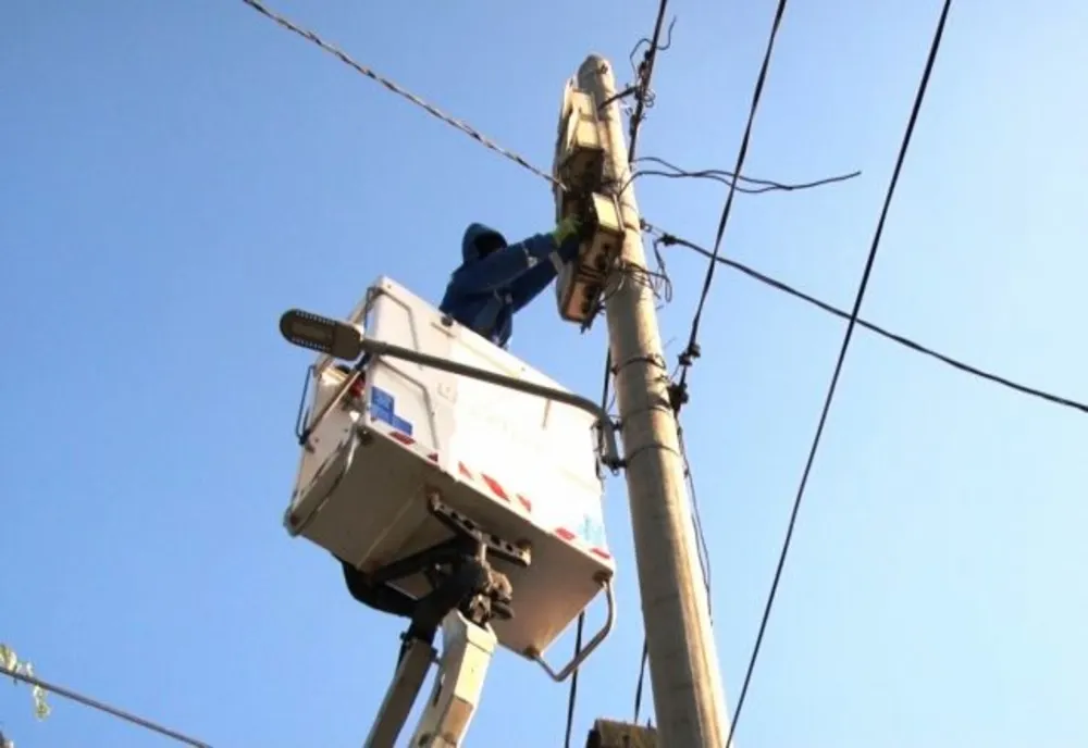 Peste 600 de harghiteni, fără curent electric din cauza vântului puternic