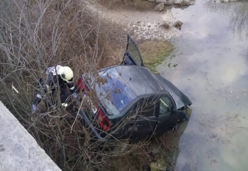 Maşină căzută în pârâu la Topliţa. Pompierii harghiteni intervin