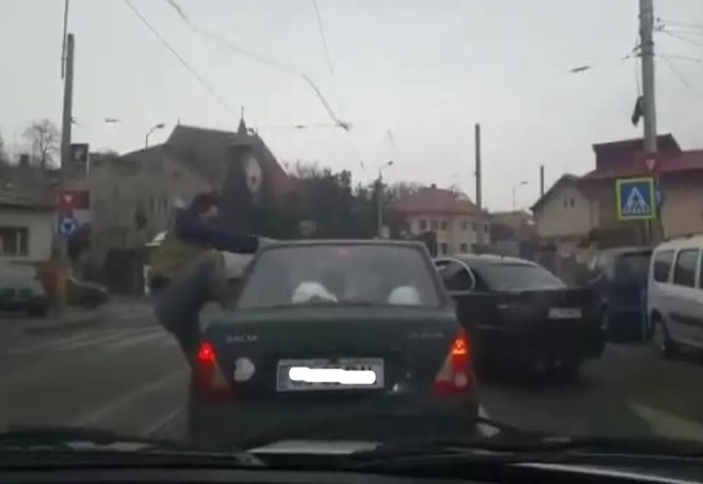 Șoferiță jignită și bătută la semafor de un tânăr de 19 ani 