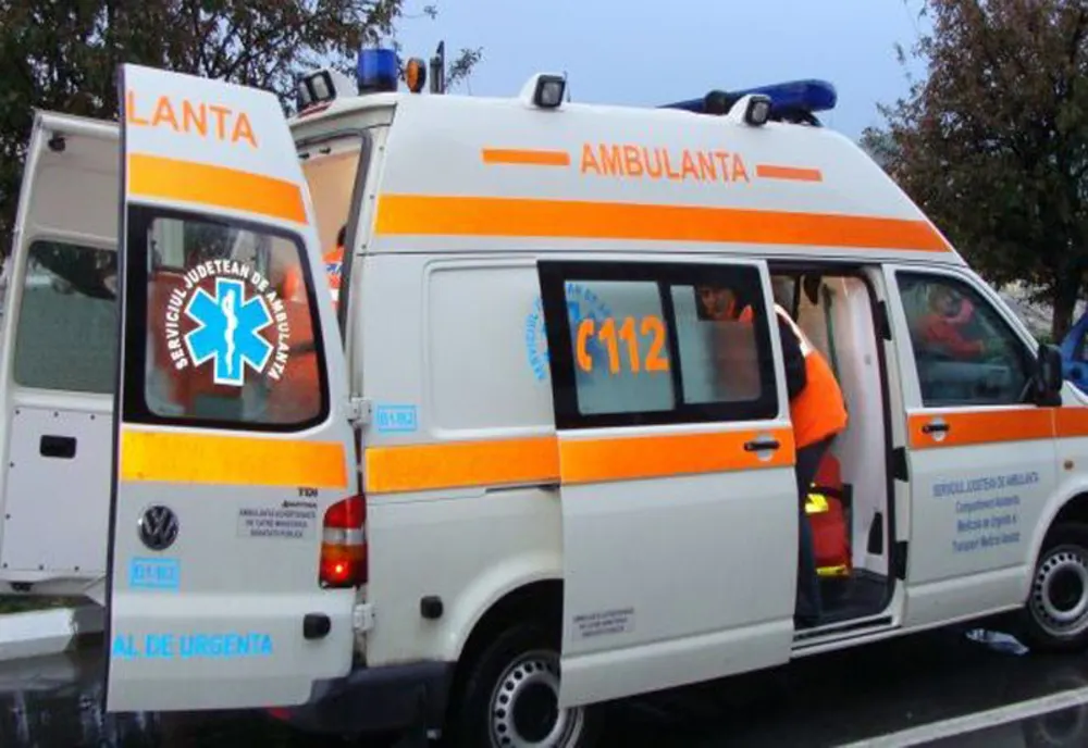 Femeie de 83 de ani din Toplița, accidentată grav de mașină. Șoferul dădea cu spatele