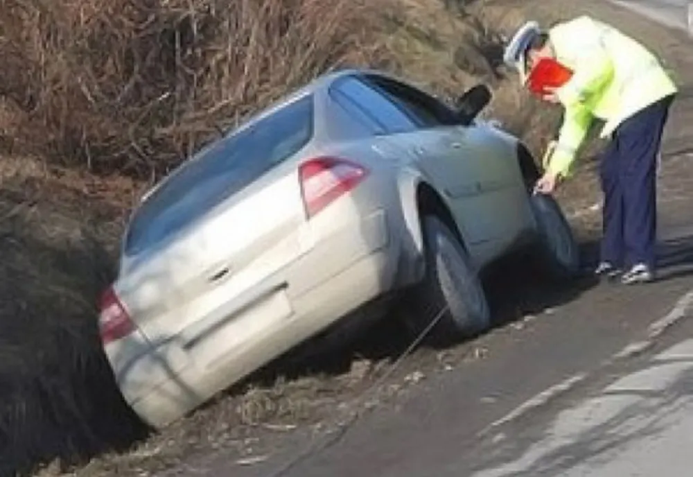 A adormit la volan și a intrat în stâlp!