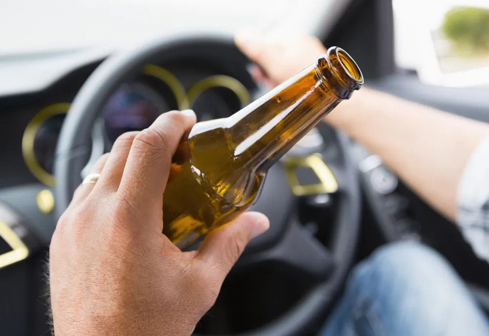 Dosar penal după ce a condus beat, fără permis, o mașină cu care a distrus gardul unui vecin