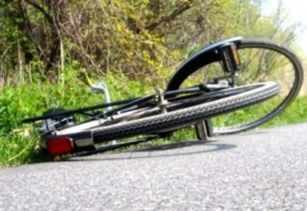 Minori răniți grav după ce au căzut de pe bicicletă