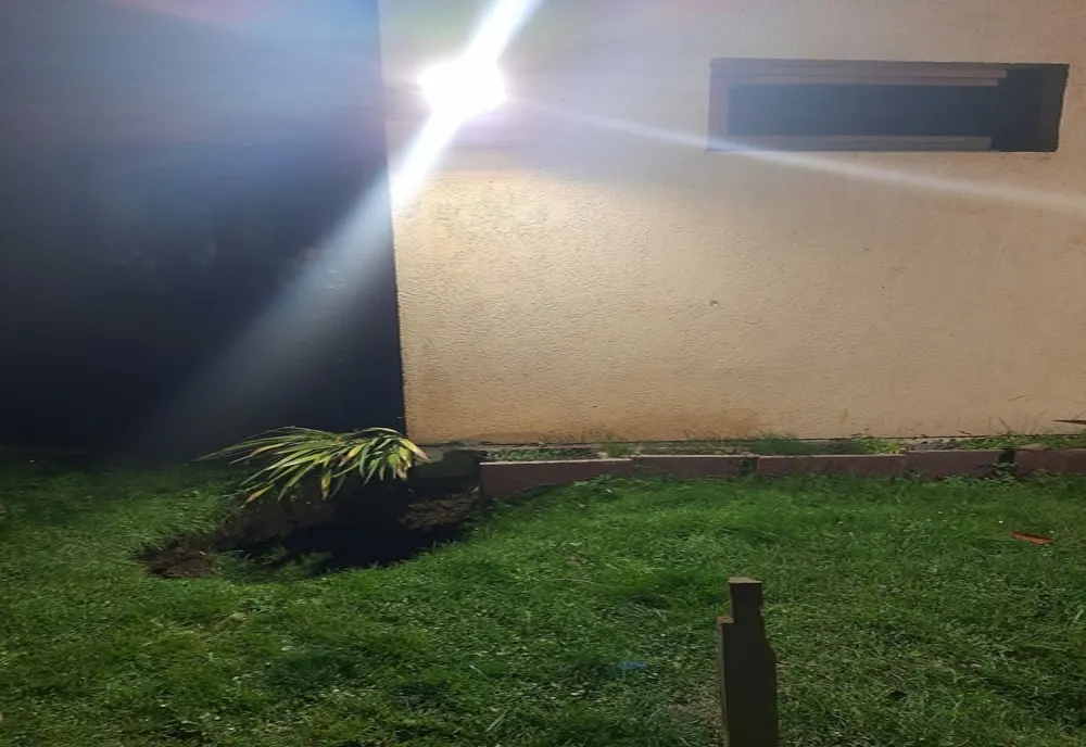 FOTO Gospodărie afectată de o alunecare de teren! Familie evacuată!