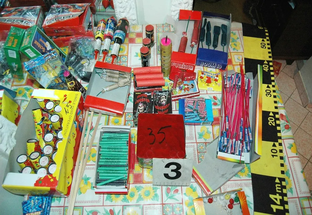 Dosar penal pentru un comerciant care ar fi vândut produse pirotehnice unui minor
