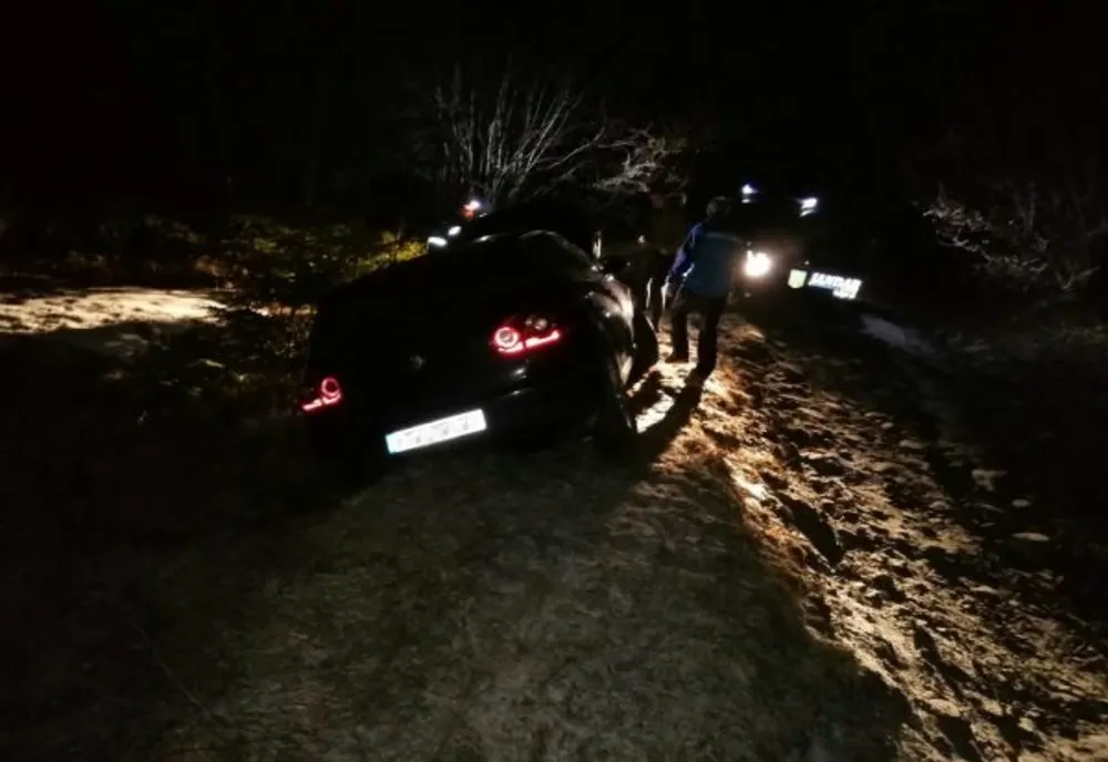 Ajutat de jandarmi după ce a ieșit cu mașina în decor, în toiul nopții!