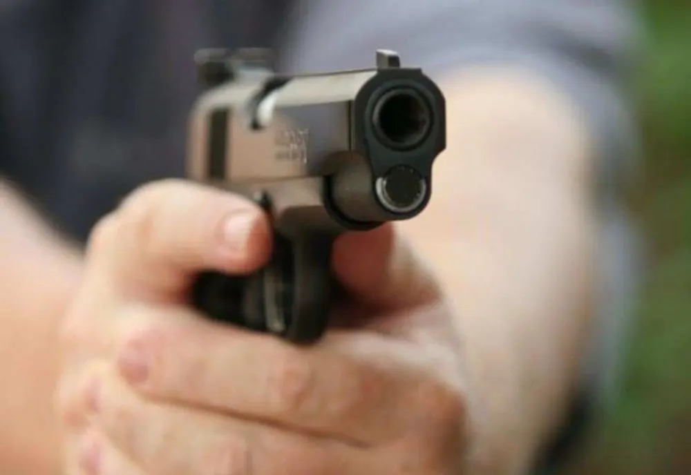 Bătrân de 83 de ani reținut după ce a amenințat cu pistolul un bărbat