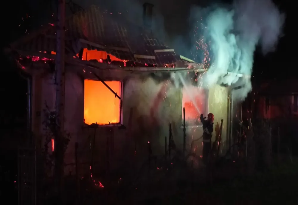 Arde bucătăria unei case din Borzont! Proprietarul a fost rănit