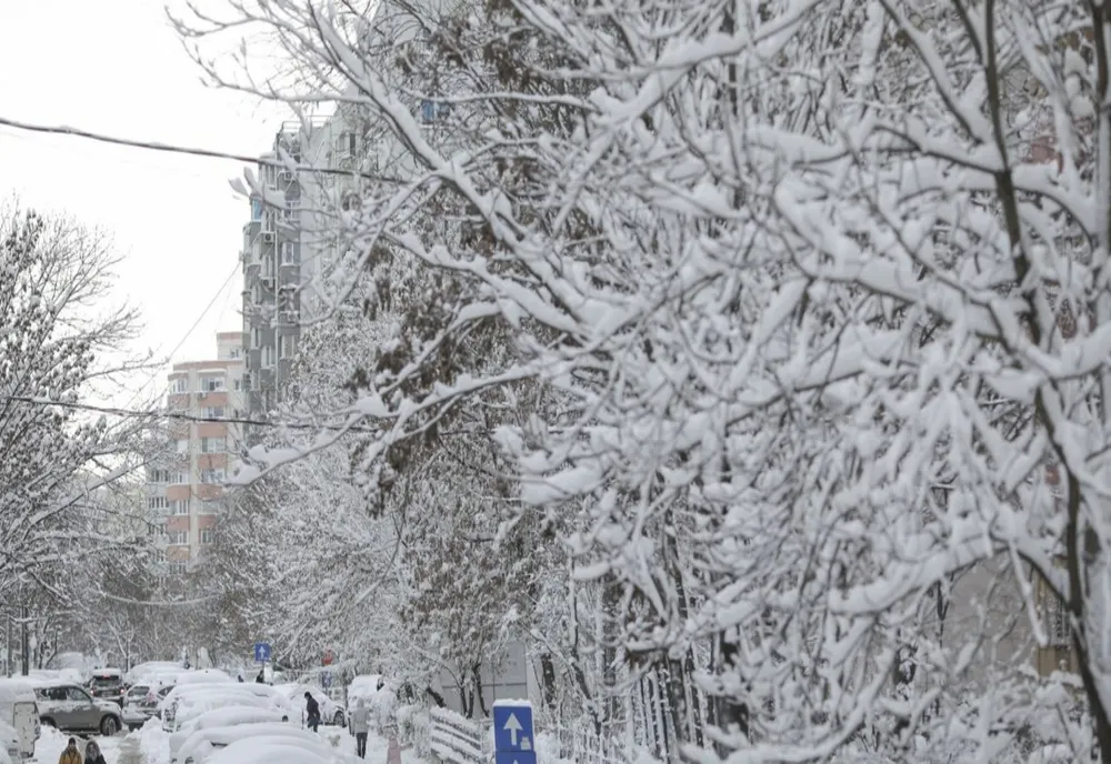 ANM: Informare de ploi, ninsori şi viscol, până luni dimineaţa în întreaga ţară