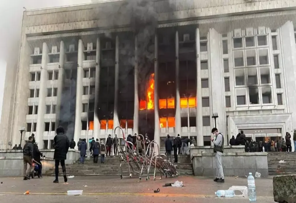 HAOS în Kazahstan! Guvernul a declarat STARE DE URGENȚĂ: 8 MORȚI și SUTE de răniți, clădiri incendiate