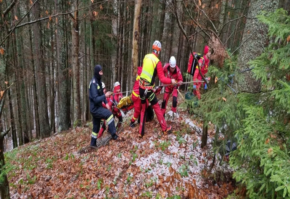 Două persoane accidentate pe un traseu montan