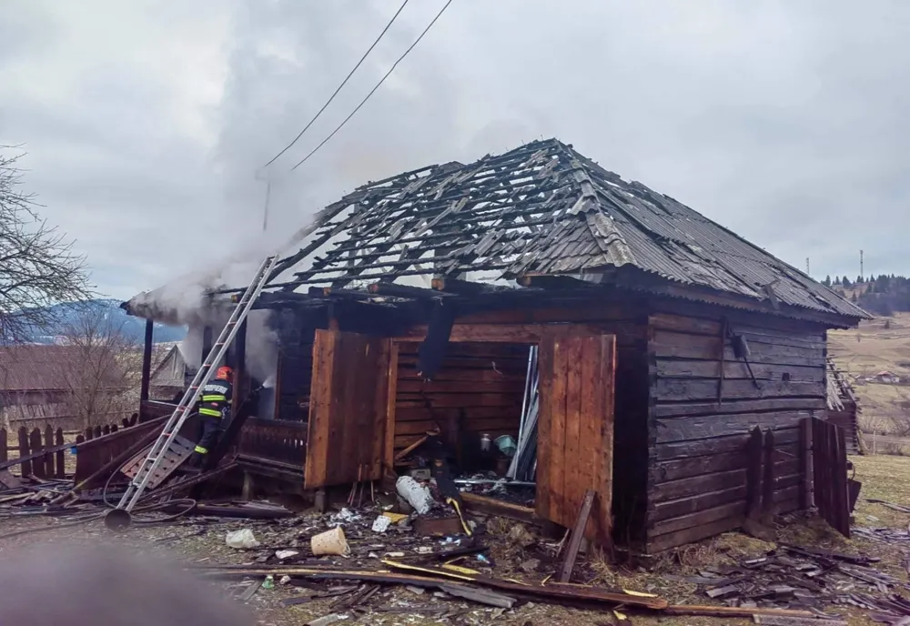 Incendiu la o locuință din localitatea Bilbor. Bătrână de 86 de ani rănită