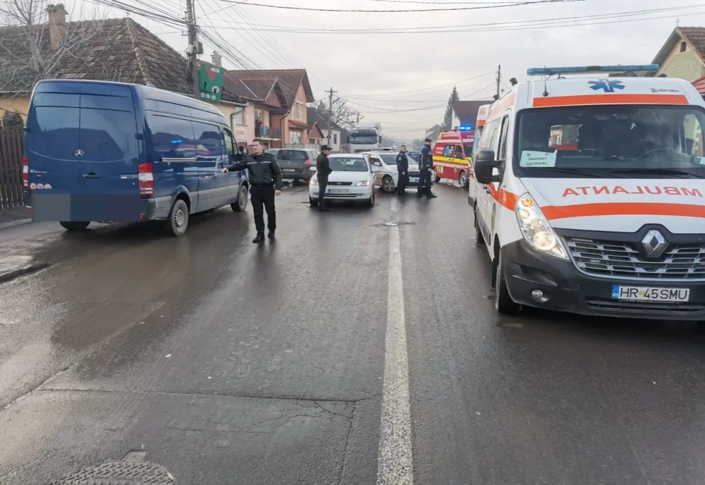 Bătrână de 90 de ani lovită de maşină după ce a traversat neregulamentar strada