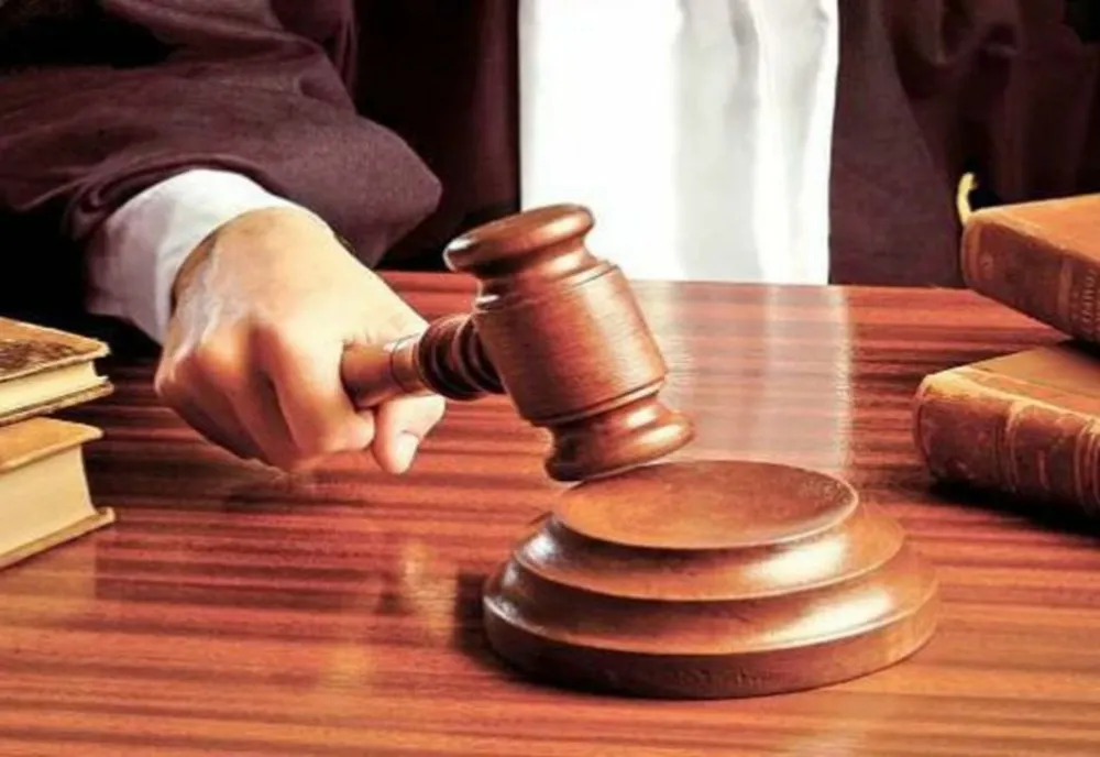 O adolescentă și-a dat în judecată părinții pentru că se opun relației cu un etnic rom