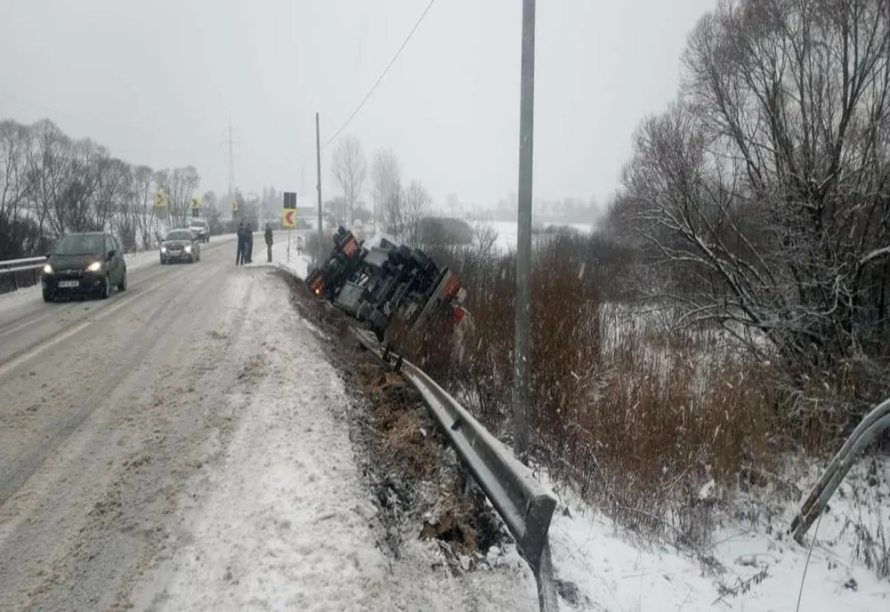 Autocisternă încărcată cu motorină și benzină răsturnată la intrarea în localitatea Voșlăbeni