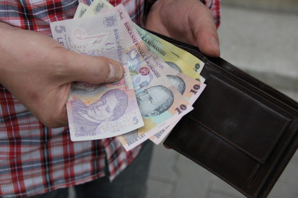 portofel-cu-bani1-1024x682