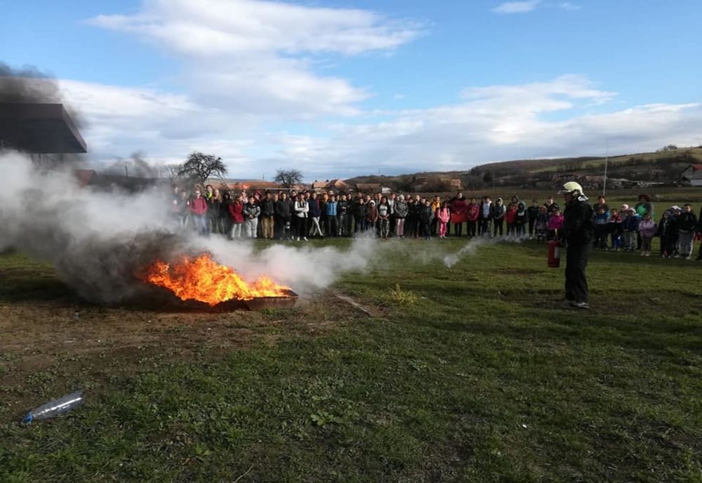 Exerciţiu ISU la şcoala din Simoneşti