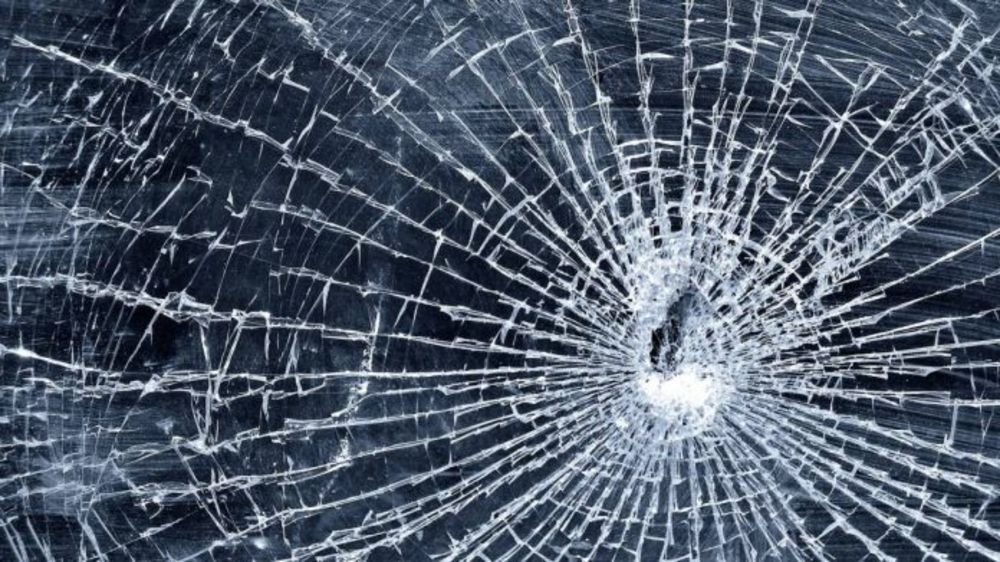 Un tânăr a spart parbrizul unui autobuz pentru că nu a oprit în staţie