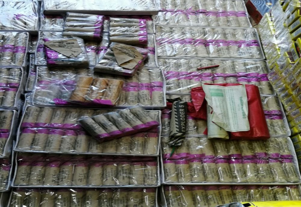 Aproape 15.000 de articole pirotehnice confiscate de poliţiştii harghiteni