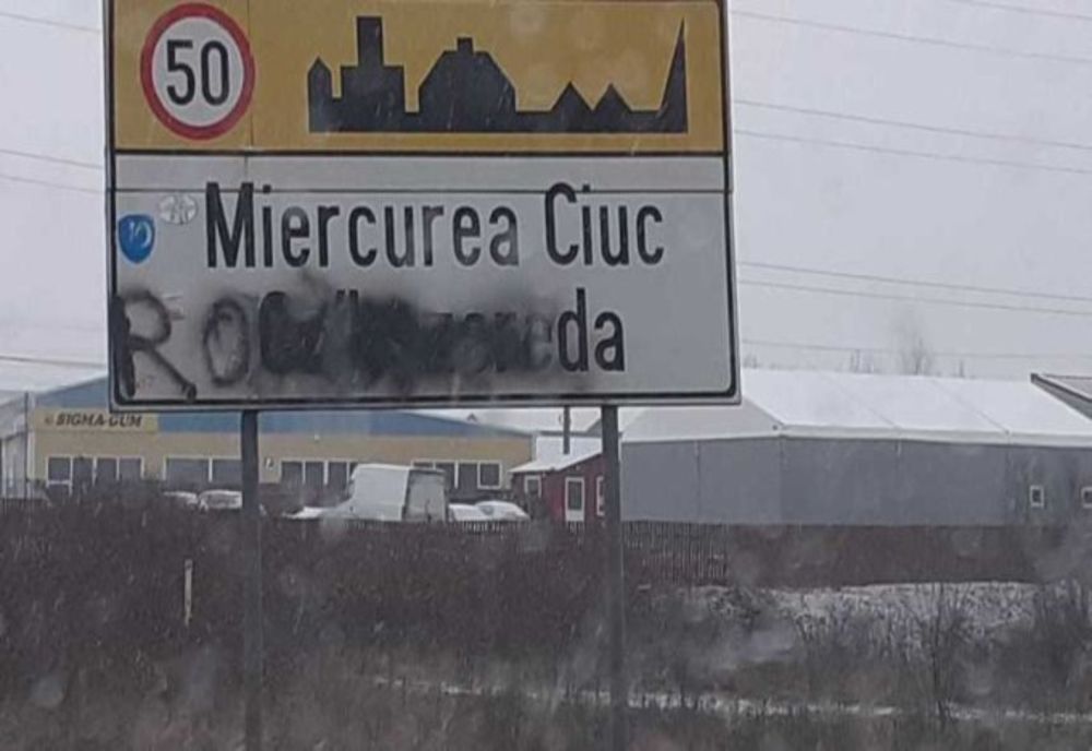 Indicatoare rutiere în limba maghiară, vandalizate. Poliția a deschis dosar penal pentru distrugere