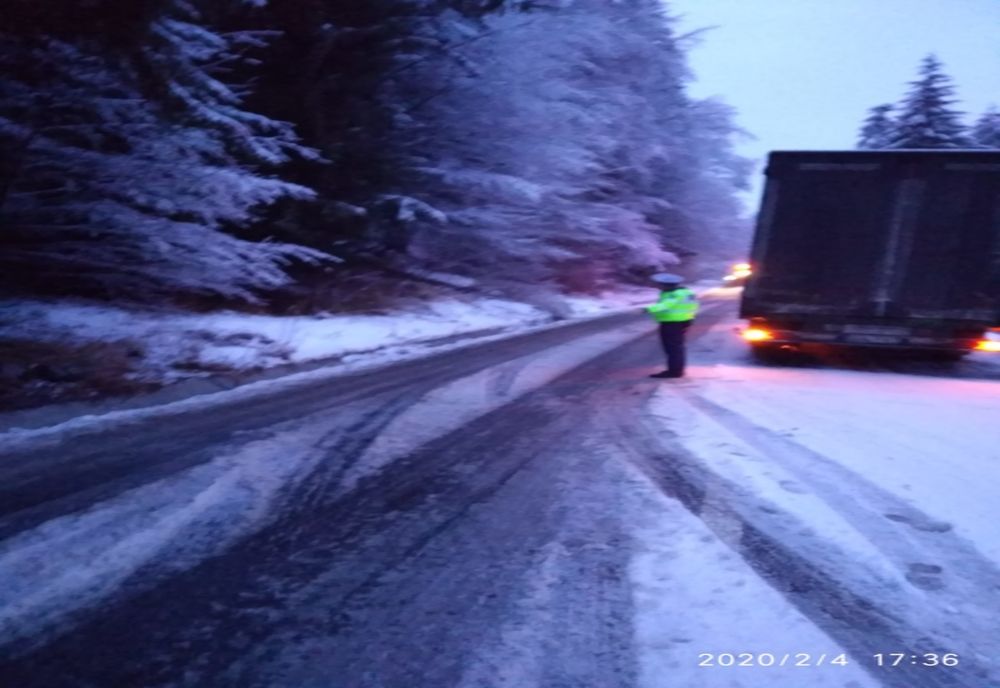 Se circulă în condiții de iarnă pe mai multe sectoare de drum din Harghita