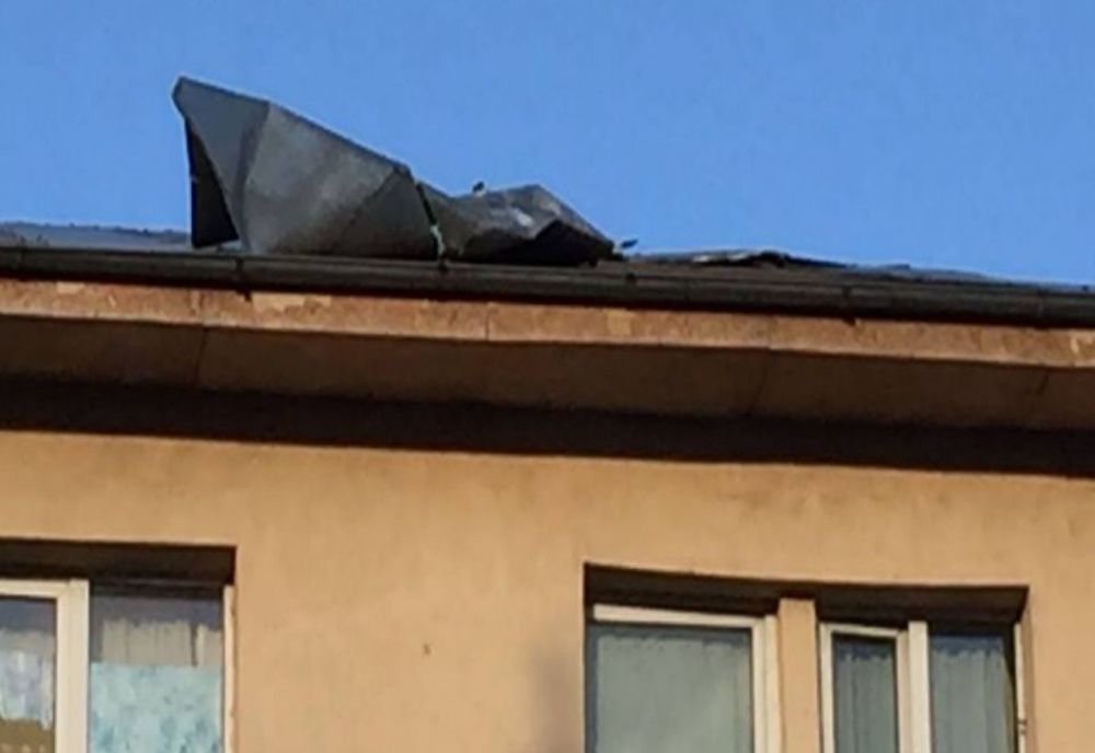 ATENŢIE! Cad table de pe acoperiş! Pompierii harghiteni intervin la un bloc din Miercurea Ciuc