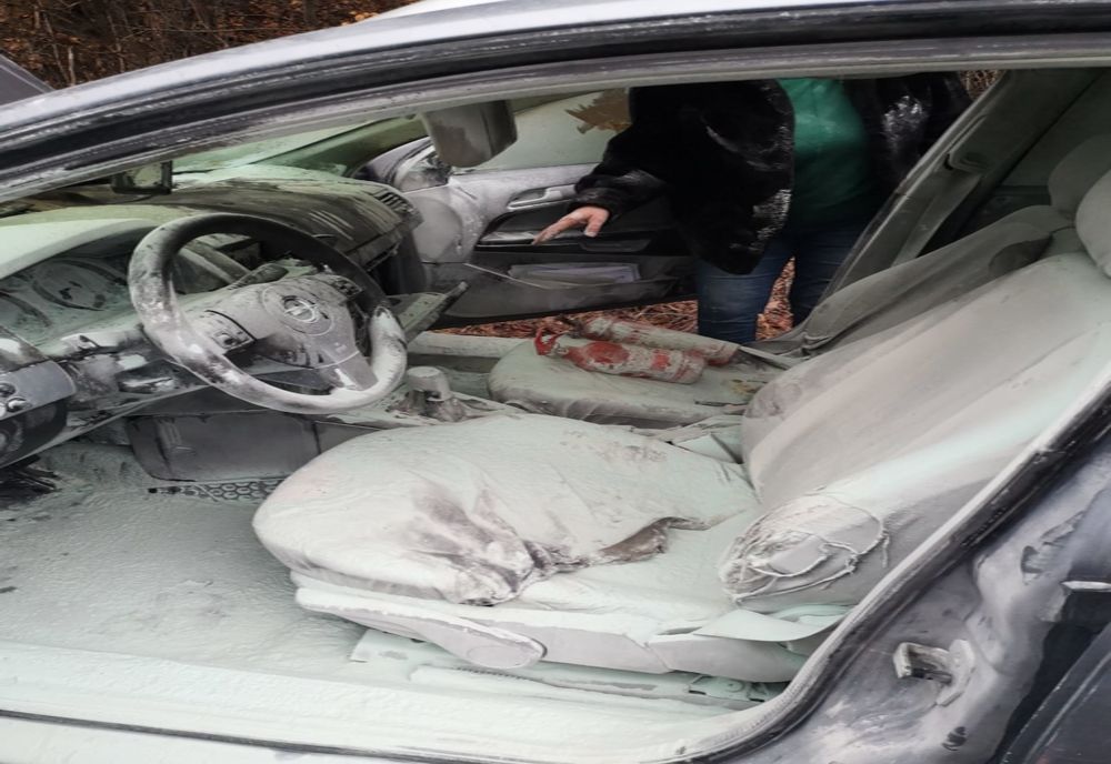 FOTO. Mașină în flăcări la Vlăhița din cauza unui scurcircuit