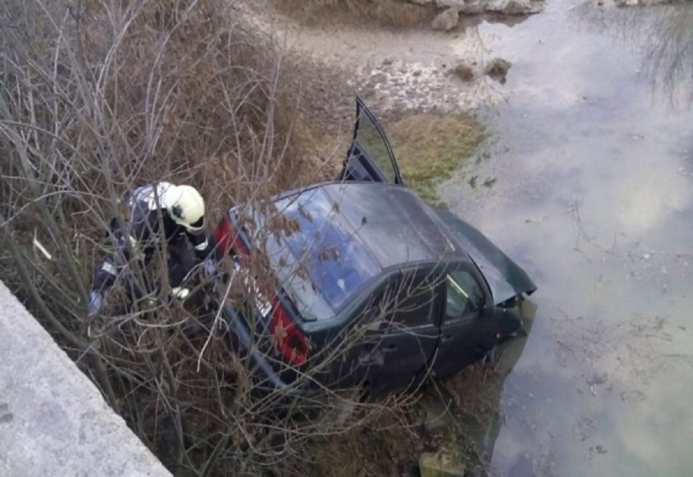 Maşină căzută în pârâu la Topliţa. Pompierii harghiteni intervin