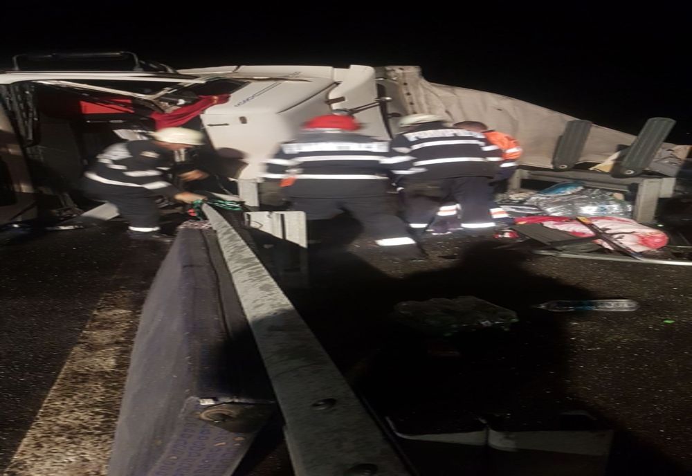 TIR răsturnat la Tulgheș. Șoferul este încarcerat